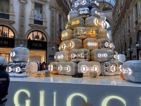 albero di gucci milano imbrattato|Milano, blitz di Ultima Generazione in Galleria: gli attivisti .